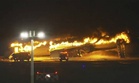Τραγωδία στο Τόκιο: Συγκλονιστικές μαρτυρίες από το αεροπλάνο της Japan Airlines: «Ακούστηκε ένα μεγάλο μπαμ και η καμπίνα γέμισε καπνούς»