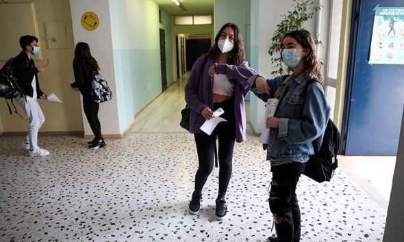 Συναγερμός από τους ειδικούς για COVID-19 και γρίπη: Οι οδηγίες στους γονείς πριν το άνοιγμα των σχολείων