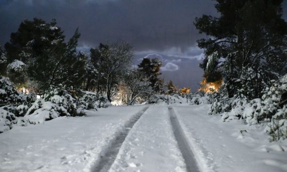 Σε λευκή «πολιορκία» η μισή Ελλάδα: Θα κορυφωθεί ο χιονιάς κατά τη διάρκεια της νύχτας