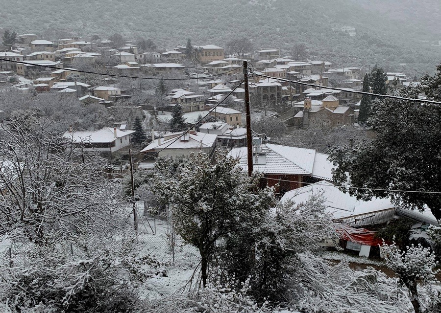 Κακοκαιρία: Έπεσαν τα πρώτα χιόνια στη Λάρισα – Πανέμορφες λευκές εικόνες απ’ τα χωριά