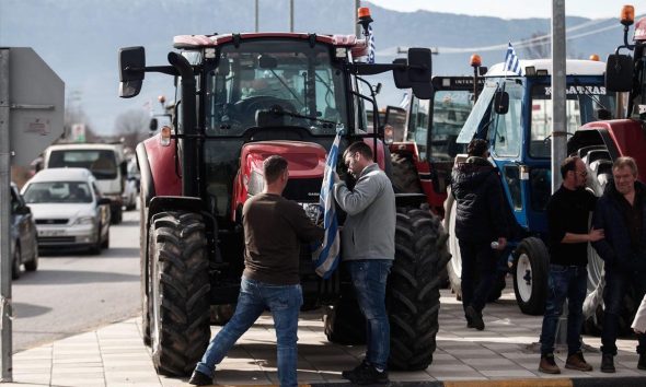 Αποφασισμένοι μέχρι τέλους οι αγρότες: Κλείνουν την παλιά Εθνική οδό Βόλου – Λάρισας