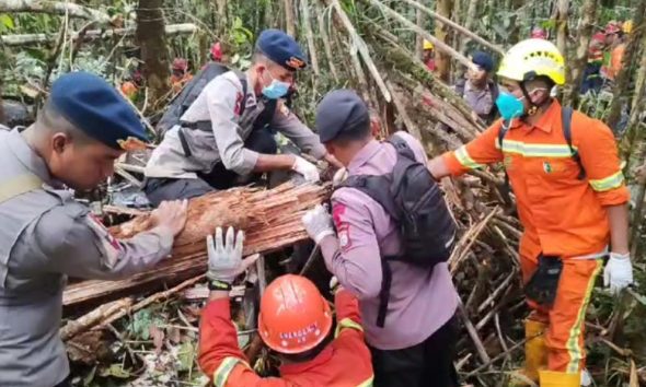 Τραγωδία στην Ινδονησία: Τρεις νεκροί από συντριβή ελικοπτέρου στην Χαλμαχέρα