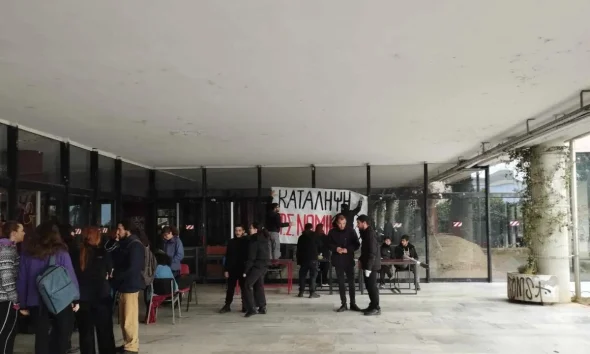 Θεσσαλονίκη: Υπό κατάληψη ξανά η Νομική Σχολή του ΑΠΘ – Φοιτητές περίμεναν να αποχωρήσουν τα ΜΑΤ για να βάλουν λουκέτα