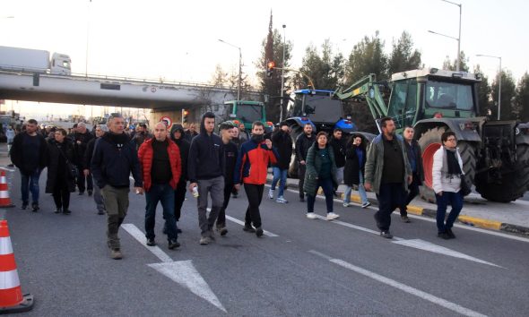 Αγροτικές κινητοποιήσεις: Νέοι αποκλεισμοί στην Εγνατία Οδό στο ρεύμα προς Βέροια