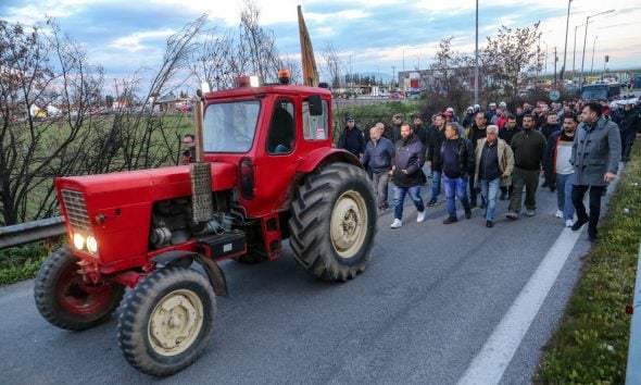 Κλιμακώνουν τα μπλόκα και τις κινητοποιήσεις οι αγρότες: «Ζεσταίνουν» τα τρακτέρ τους για την κάθοδο στην Αθήνα