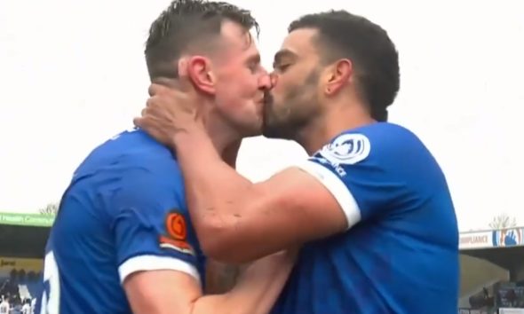 Ποδοσφαιριστές φιλήθnκαν στο στoμα για να πανηγυρίσουν γκολ της ομάδας τους