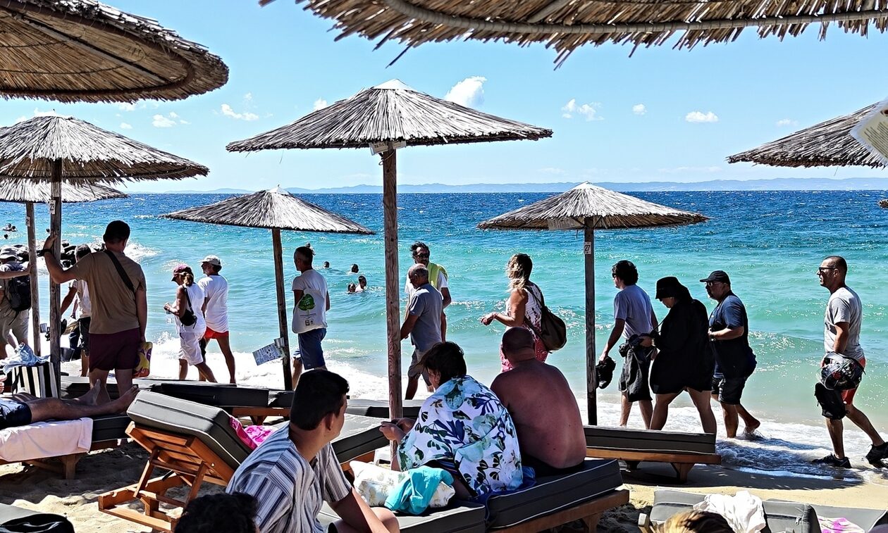 Ελεύθερες παραλίες: Οι αγώνες των πολιτών «απελευθέρωσαν» 5.000 τ.μ.  αιγιαλού σε Πάρο & Αντίπαρο | ROSA.GR