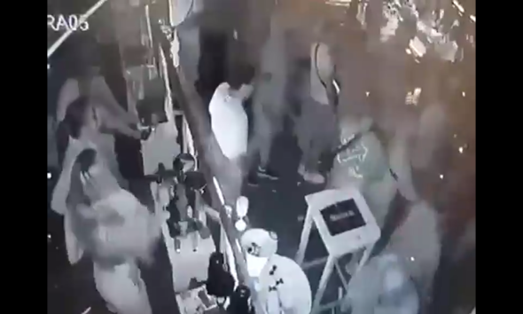 Τρόμος στο Γκάζι: Βίντεο ντοκουμέντο από την επίθεση «μπράβων» σε πελάτες και αστυνομικό σε μπαρ