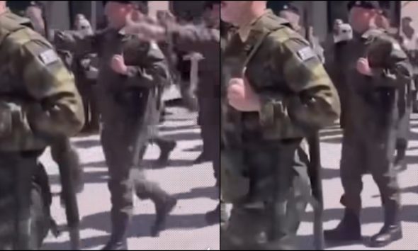 Σάλος με το βίντεο του Κασσελάκη που βαδίζει ίδιο χέρι ίδιο πόδι στην παρέλαση