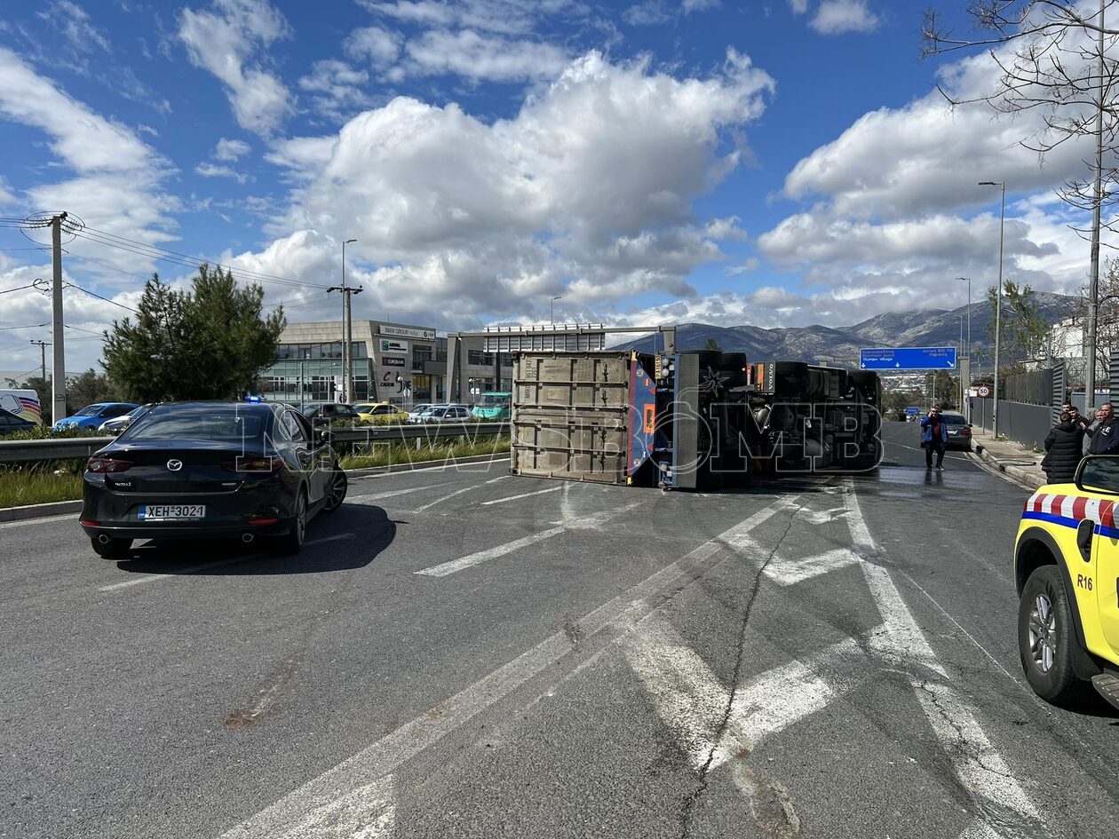 Κηφισός: Φορτηγό ντελαπάρισε στη μέση του δρόμου  – Διακόπηκε η κυκλοφορία στην Κύμης