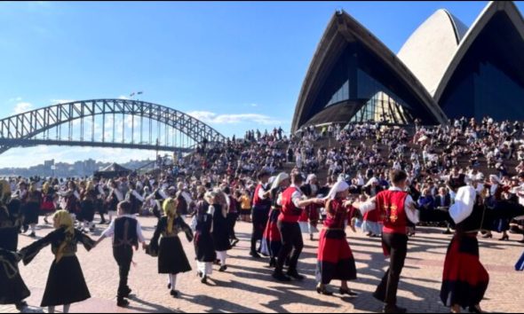Λαμπρή εκδήλωση από τους Έλληνες στο Σίδνεϊ – Χόρεψαν παραδοσιακούς χορούς κάτω από την όπερα