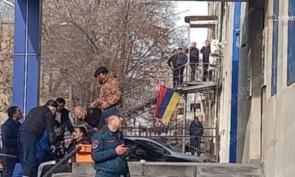 Τρόμος στην Αρμενία: Επίθεση ενόπλων με χειροβομβίδες σε αστυνομικό τμήμα στο Γερεβάν