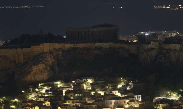 Αθήνα: «Βυθίστηκαν» στο σκοτάδι η Ακρόπολη και η Βουλή για την «Ώρα της Γης»