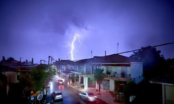 Κακοκαιρία «εξπρές»: Ισχυρές βροχές και καταιγίδες θα «σαρώσουν» την χώρα τις επόμενες ώρες – Οι προβλέψεις για την Αττική
