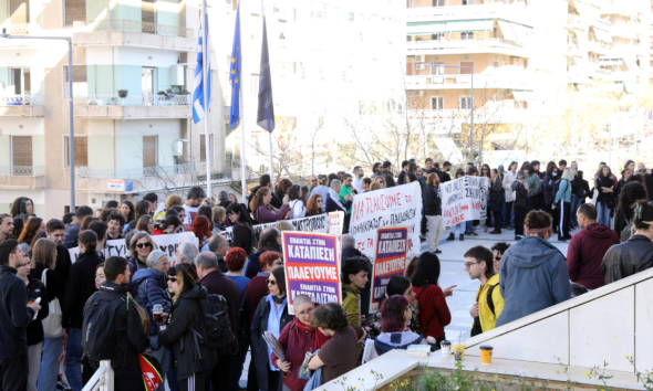 Διαμαρτυρία έξω από το Εφετείο για την υπόθεση του Κολωνού – Στο πλευρό της 12χρονης και της μητέρας οι πολίτες