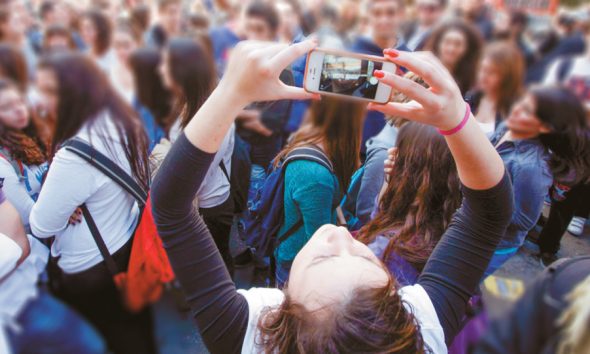 Kρήτη: Διευθυντής Γυμνασίου απαγoρεύει τα κινητά μέσα στο σχολείο