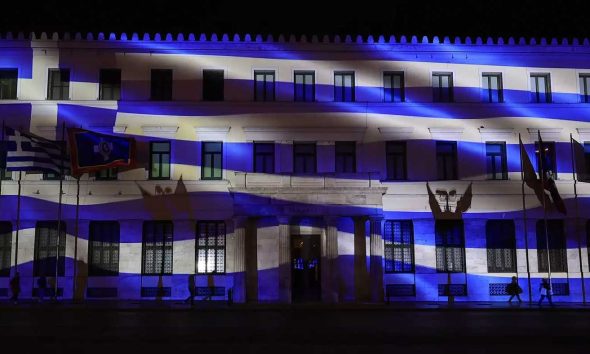 25η Μαρτίου: Στα μπλε φωταγωγήθηκε το δημαρχείο της Αθήνας – «Χρόνια Πολλά Ελλάδα»