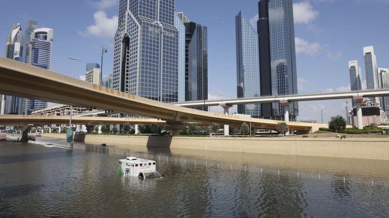 Δεύτερη μέρα χάους στο Ντουμπάι από την κακοκαιρία – Παραμένει η λίμνη στο αεροδρόμιο