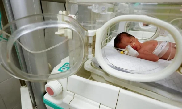 Γάζα: Δεν τα κατάφερε το μωράκι που γεννήθηκε με καισαρική από την νεκρή μητέρα του – Θάφτηκε δίπλα της