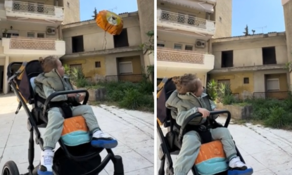 Ο μικρός Χρήστος αφήνει μπαλόνι στον ουρανό για τη μαμά του που χάθηκε στα Τέμπη