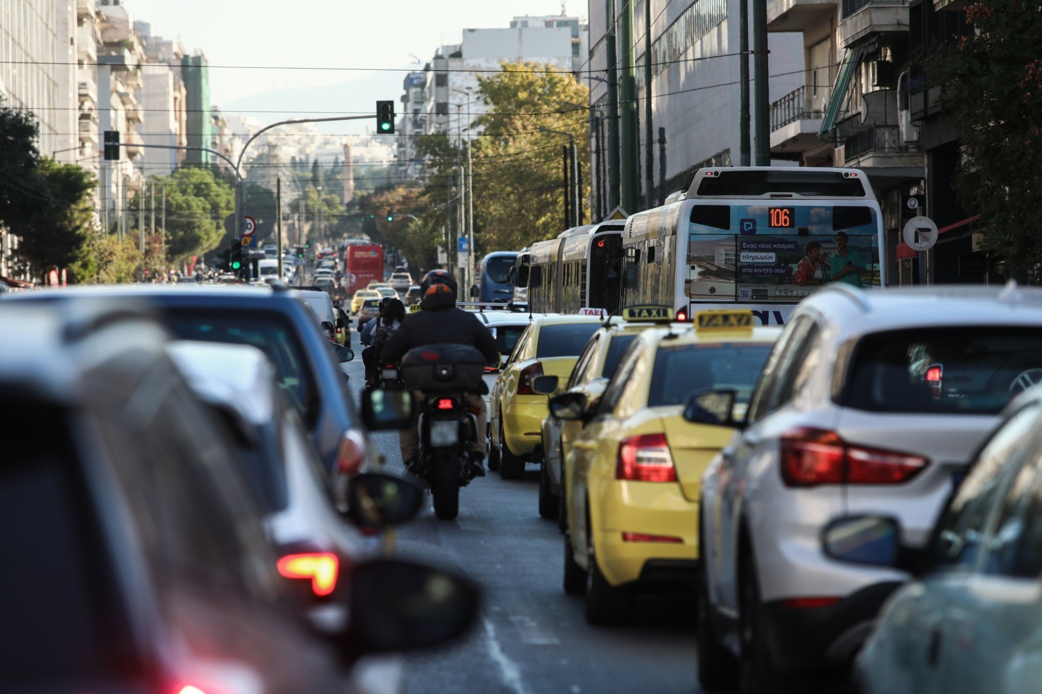 Κίνηση στους δρόμους: Σε κακή κατάσταση ο Κηφισός – Πού αλλού ταλαιπωρούνται οι οδηγοί