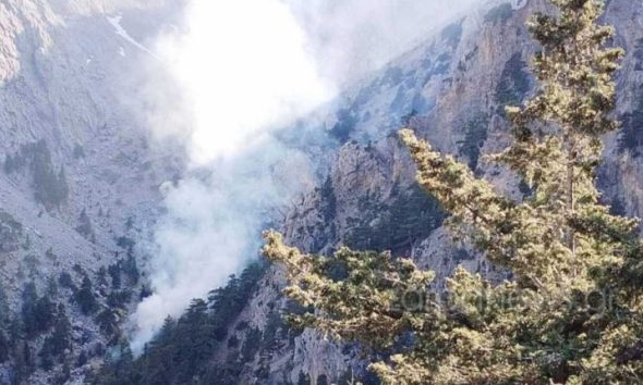 Κρήτη: Συνδράμει και ελικόπτερο της πυροσβεστικής για την κατάσβεση της πυρκαγιάς κοντά στο φαράγγι της Σαμαριάς