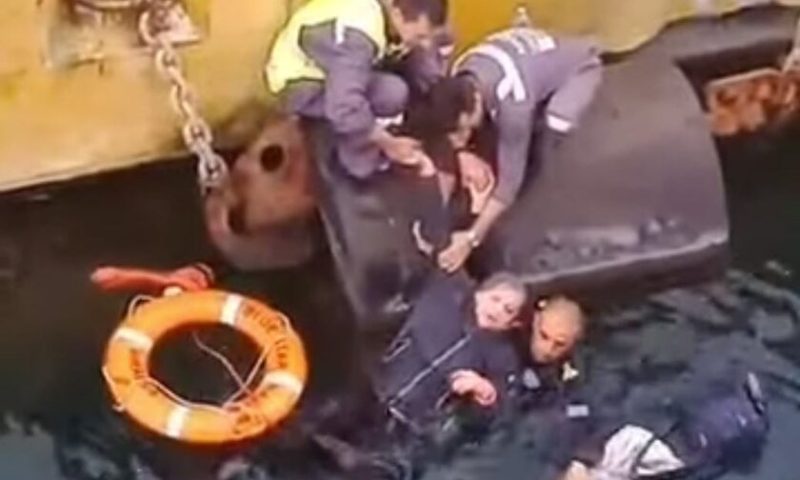 Λιμάνι Πειραιά: 71χρονη γυναίκα εντοπίστηκε μέσα στη θάλασσα – Την έσωσαν στελέχη του Λιμενικού