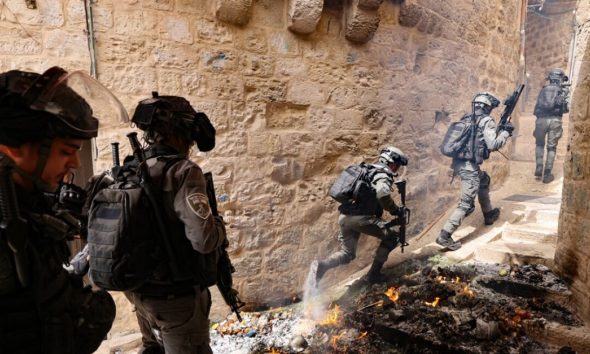 Iερουσαλήμ: Η στιγμή της επίθεσης την ημέρα εβραΐκού Πάσχα – Μπλόκαρε το όπλο του δράστη