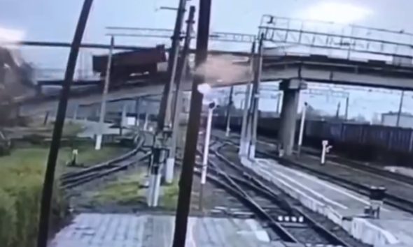 Θρίλερ στη Ρωσία: Η στιγμή που γέφυρα καταρρέει πάνω σε γραμμές τρένου – Μία νεκρή, 5 τραυματίες
