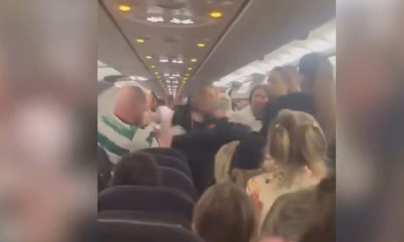 Πανικός σε πτήση προς Τουρκία: Επιβάτης ρίχνει μπουνιές σε αεροσυνοδούς και αστυνομικούς