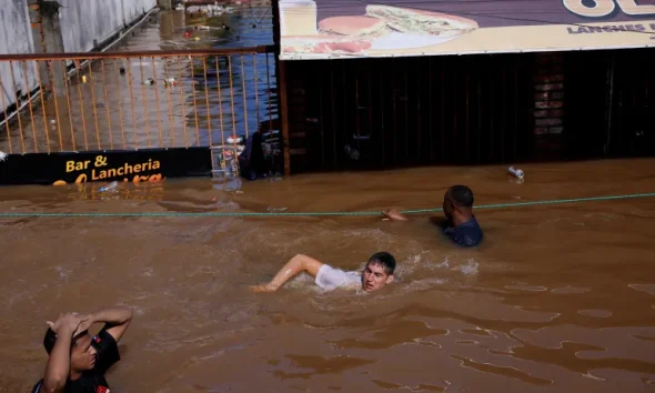 Δράμα δίχως τέλος από τις πλημμύρες στη Βραζιλία – Τουλάχιστον 78 νεκροί και 100 αγνοούμενοι
