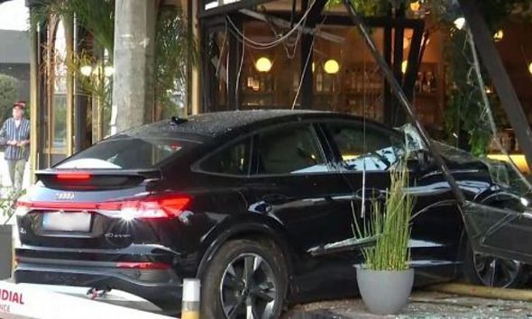 Λεωφόρος Συγγρού: Αυτοκίνητο μπούκαρε σε καφετέρια και την ισοπέδωσε