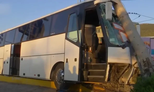 Λεωφόρος Λαυρίου: Λεωφορείο συγκρούστηκε σε κολόνα – Τραυματίστηκε ελαφρά ο οδηγός