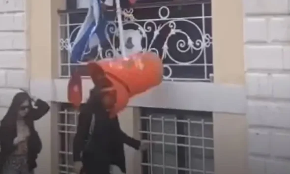 Απίθανο περιστατικό στην Κέρκυρα: Μπότης από το δημαρχείο έπεσε στο κεφάλι περαστικής, ευτυχώς δεν χτύπησε σοβαρά