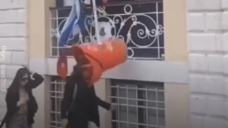 Απίθανο περιστατικό στην Κέρκυρα: Μπότης από το δημαρχείο έπεσε στο κεφάλι περαστικής, ευτυχώς δεν χτύπησε σοβαρά