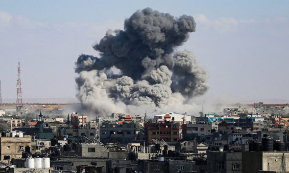 Στην κόψη του ξυραφιού η Μέση Ανατολή: Το Ισραήλ σφυροκοπά τη Ράφα αλλά «συνομιλεί» – Νεκροί 5 Παλαιστίνιοι από αεροπορικά χτυπήματα