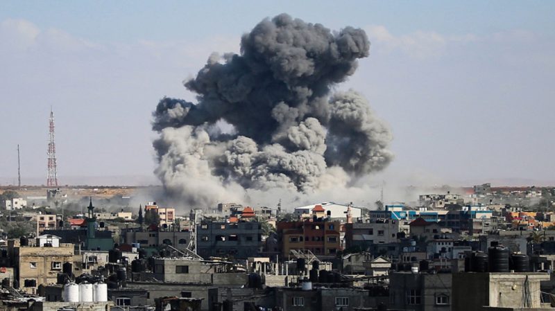Στην κόψη του ξυραφιού η Μέση Ανατολή: Το Ισραήλ σφυροκοπά τη Ράφα αλλά «συνομιλεί» – Νεκροί 5 Παλαιστίνιοι από αεροπορικά χτυπήματα