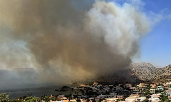Απεγκλωβίστηκαν κάτοικοι, σπίτια έγιναν στάχτη, ζημιές σε οχήματα – Σε εκγρήγορση οι πυροσβεστικές δυνάμεις