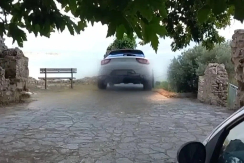 Το GPS έστειλε τουρίστα οδηγό σε σκάλες κι εκείνος τις κατέβηκε κανονικά με το αυτοκίνητο