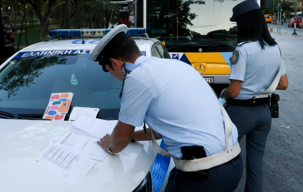 Η τροχαία έκοψε κλήση για κράνος σε οδηγό ΙΧ