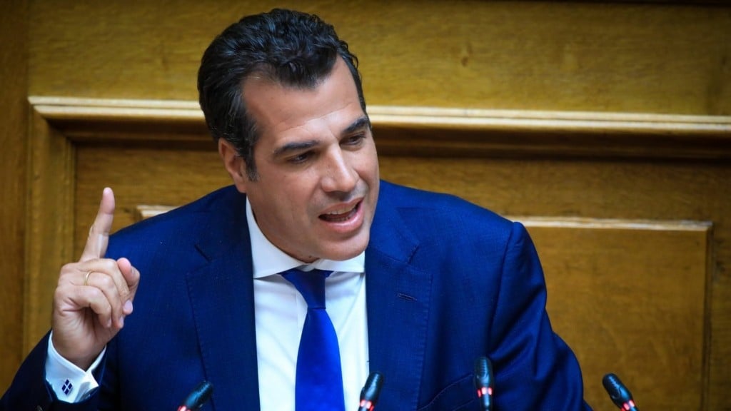 Πλεύρης: «2.000 ευρώ μπόνους και πληρωμένο εισιτήριο στους μετανάστες που θέλουν να επιστρέψουν στην πατρίδα τους»