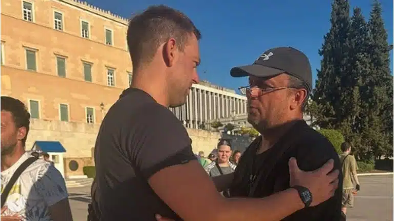 Τέμπη: Συνάντηση Στέφανου Κασσελάκη με τον πατέρα του 22χρονου Ντένις Ρούτσι που κάνει απεργία πείνας στο Σύνταγμα