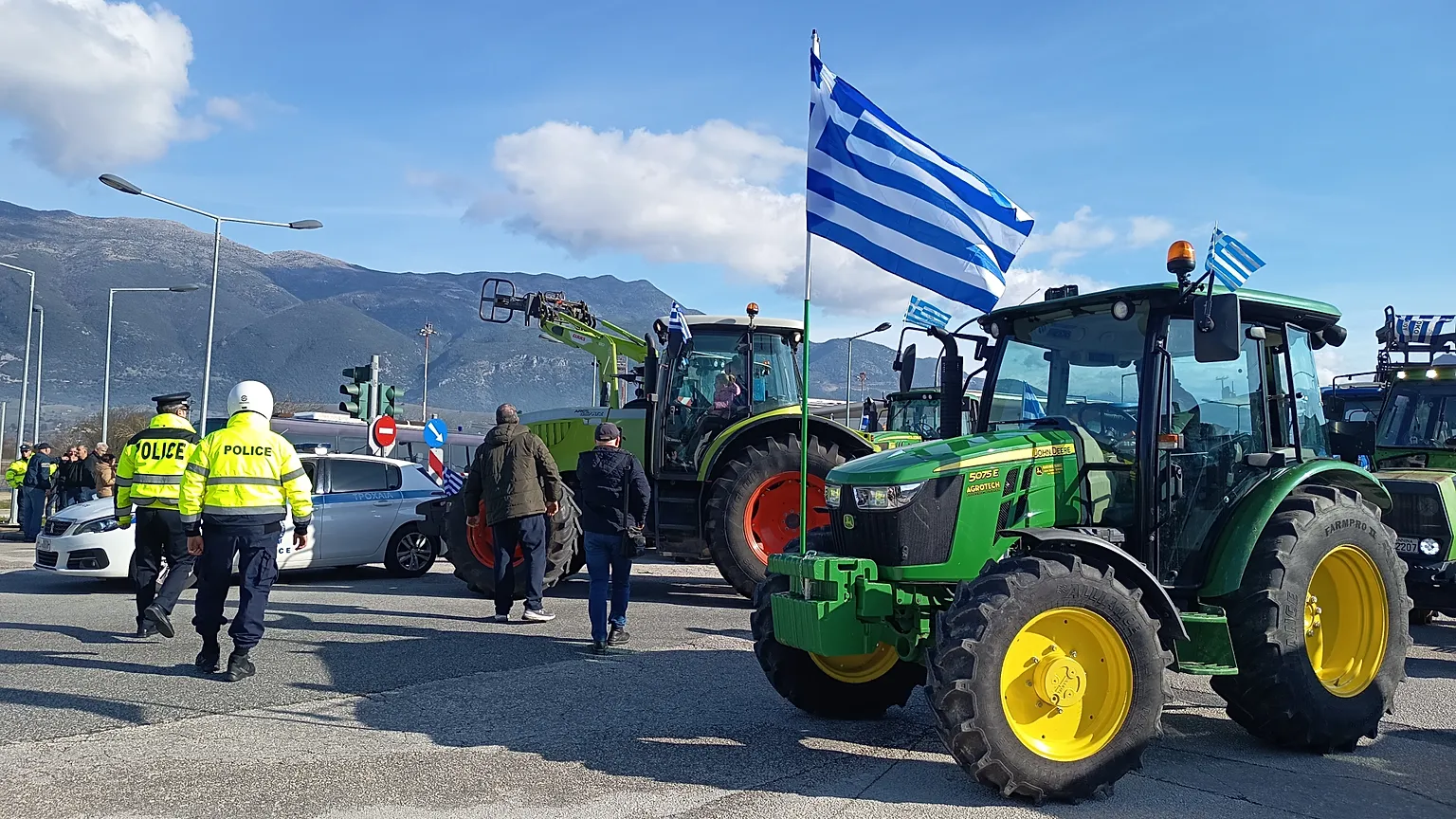 Αγροτικό: Σε θέση μάχης παραμένουν οι αγρότες – Πολύωροι αποκλεισμοί στα τελωνεία Ευζώνων, Νίκης, Προμαχώνα και Εξοχής