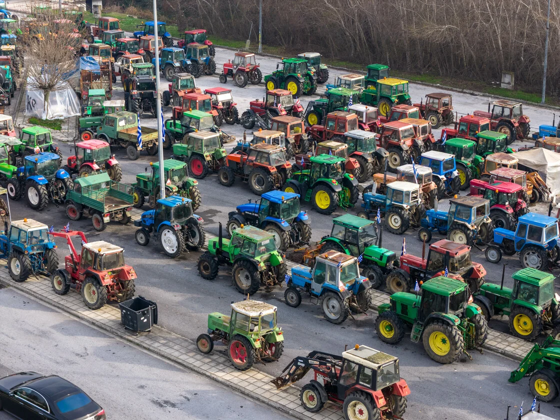 Χριστούγεννα στα μπλόκα – Οι αγρότες «σηκώνουν» τις μπάρες των διοδίων