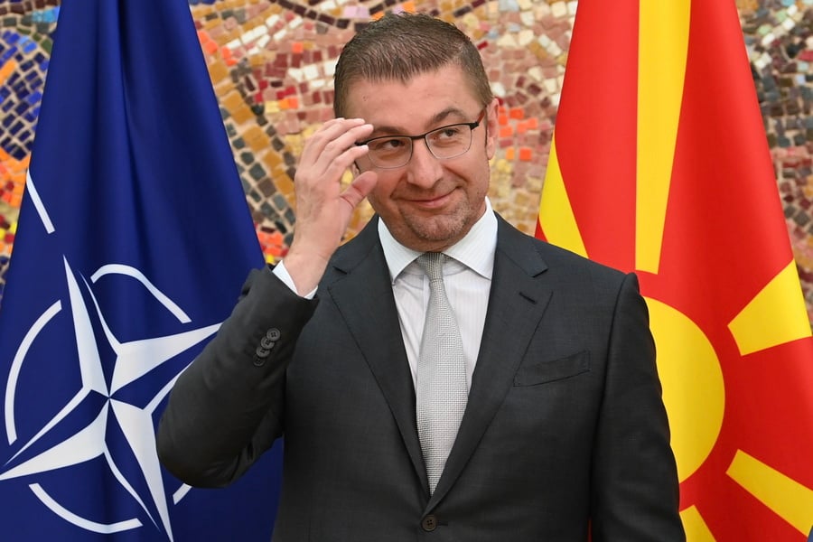 Βόρεια Μακεδονία: Ο πρωθυπουργός λέει πως 350 ευρώ είναι καλό εισόδημα, αλλά έχει ρολόγια 52.000 ευρώ