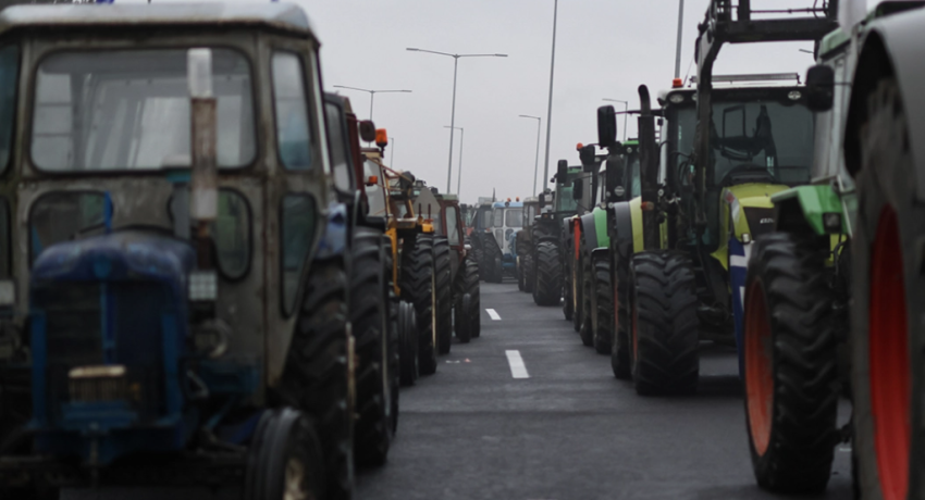 Αύριο το μεσημέρι κρίσιμη σύσκεψη των αγροτών – Μετακίνησαν τα τρακτέρ τους επί της Λεωφόρου Γεωργικής σχολής στη Θεσσαλονίκη