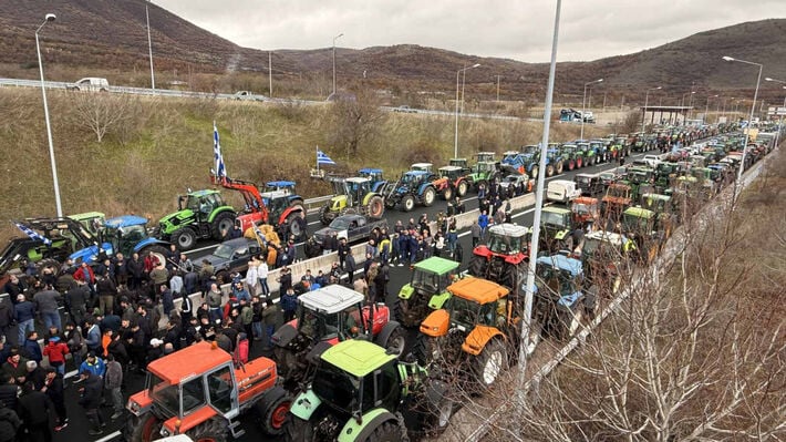 Οι αγρότες αποφάσισαν κλιμάκωση των κινητοποιήσεων κλείνοντας και τις παρακαμπτήριες οδούς – «Όχι σε διάλογο με την κυβέρνηση»