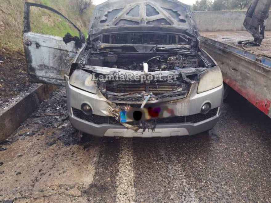 Δείτε βίντεο: Αυτοκίνητο τυλίχτηκε στις φλόγες εν κινήσει στη Λαμία, γλίτωσε ο οδηγός