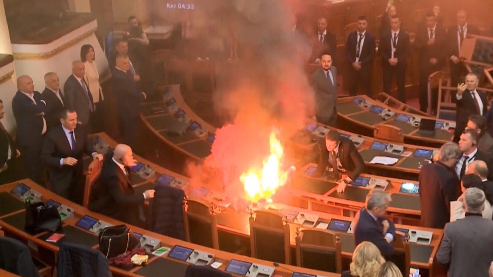 Εικόνες απόλυτου χάους μέσα στην αλβανική βουλή – Καπνογόνα και συγκρούσεις