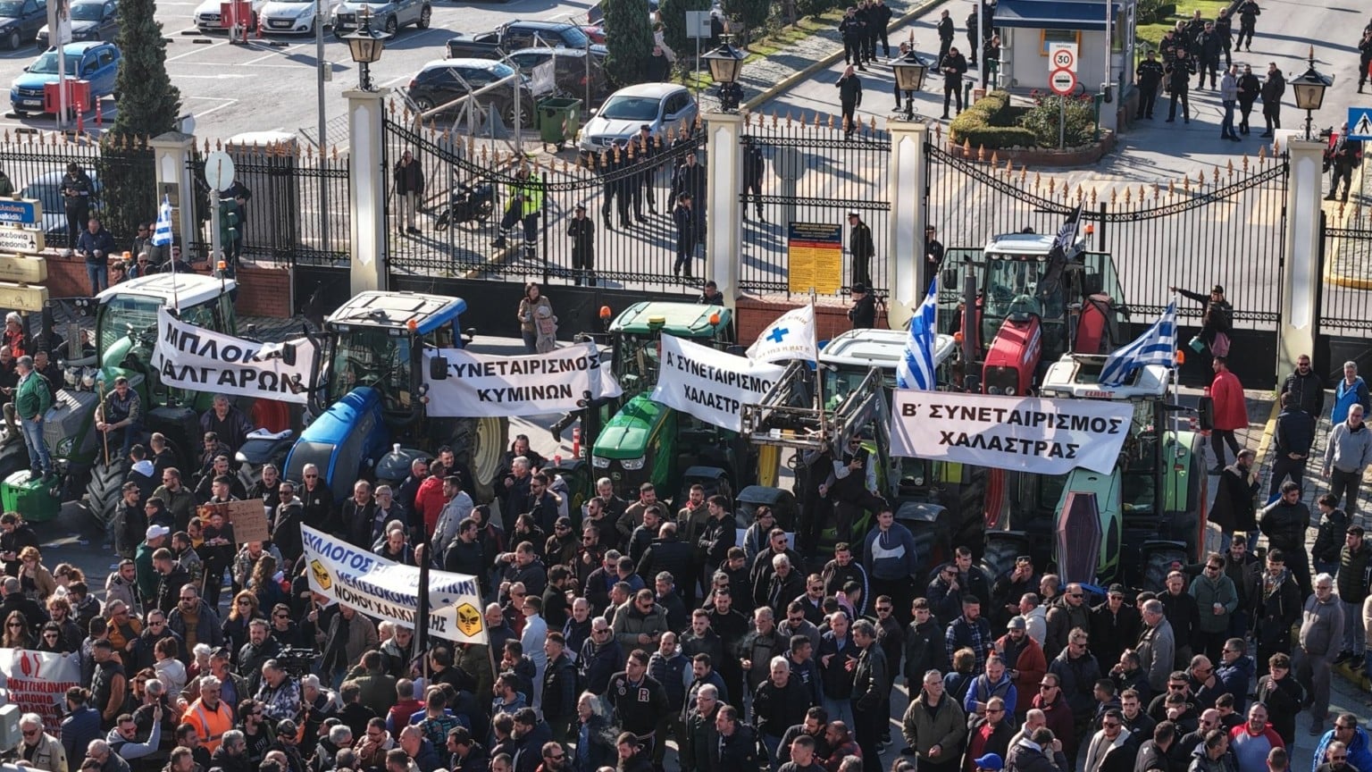 Θεσσαλονίκη: Αποκλεισμένο από 100 τρακτέρ παραμένει το λιμάνι, απάντηση των αγροτών στον Μητσοτάκη – «Πρώτα να φύγουν από τους δρόμους οι αστυνομικοί»